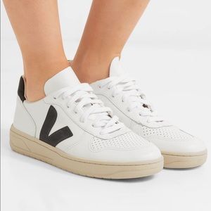 Pre-owned Veja V-10 Sneakers